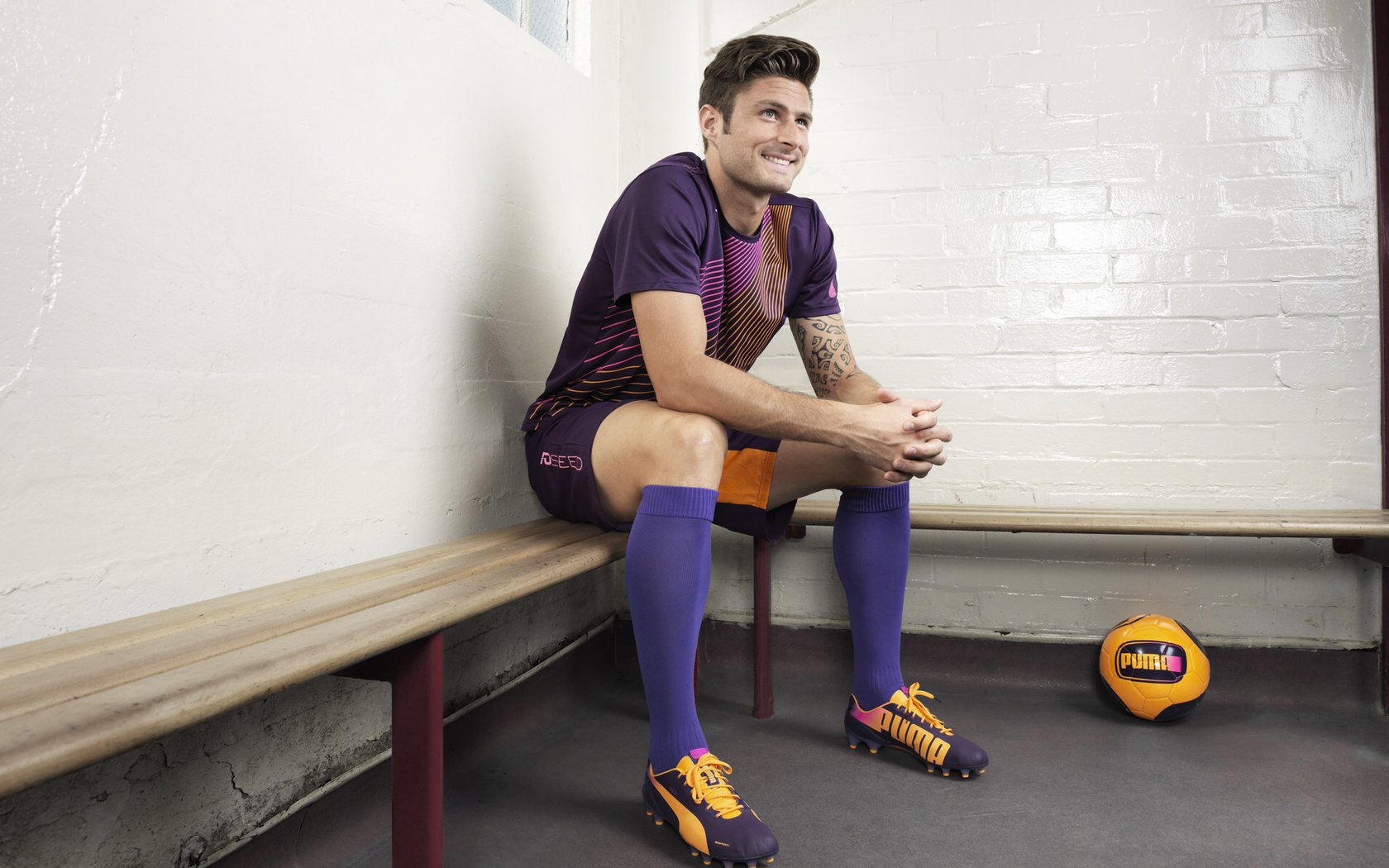 中国足球国家队针对高压比赛环境训练心理抗压能力,足球高压防守